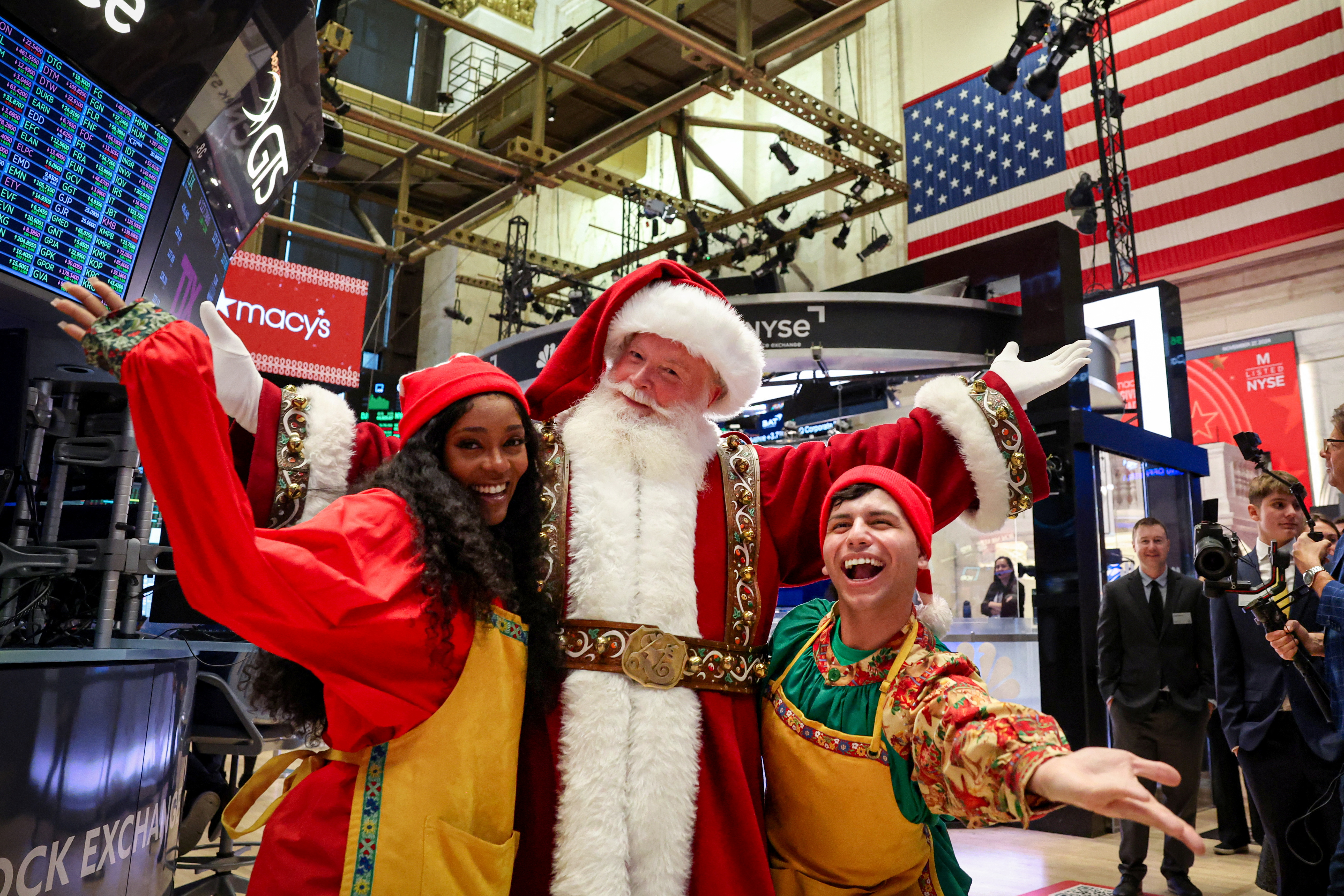 本週全球經濟筆記：美股聖誕行情啟動 美國經濟亮眼卻難掩K型分化、東京通膨趨緩仍具壓力 日本拍板歷史新高預算、金價突破4,500美元再創新高 動能將延續至2026年